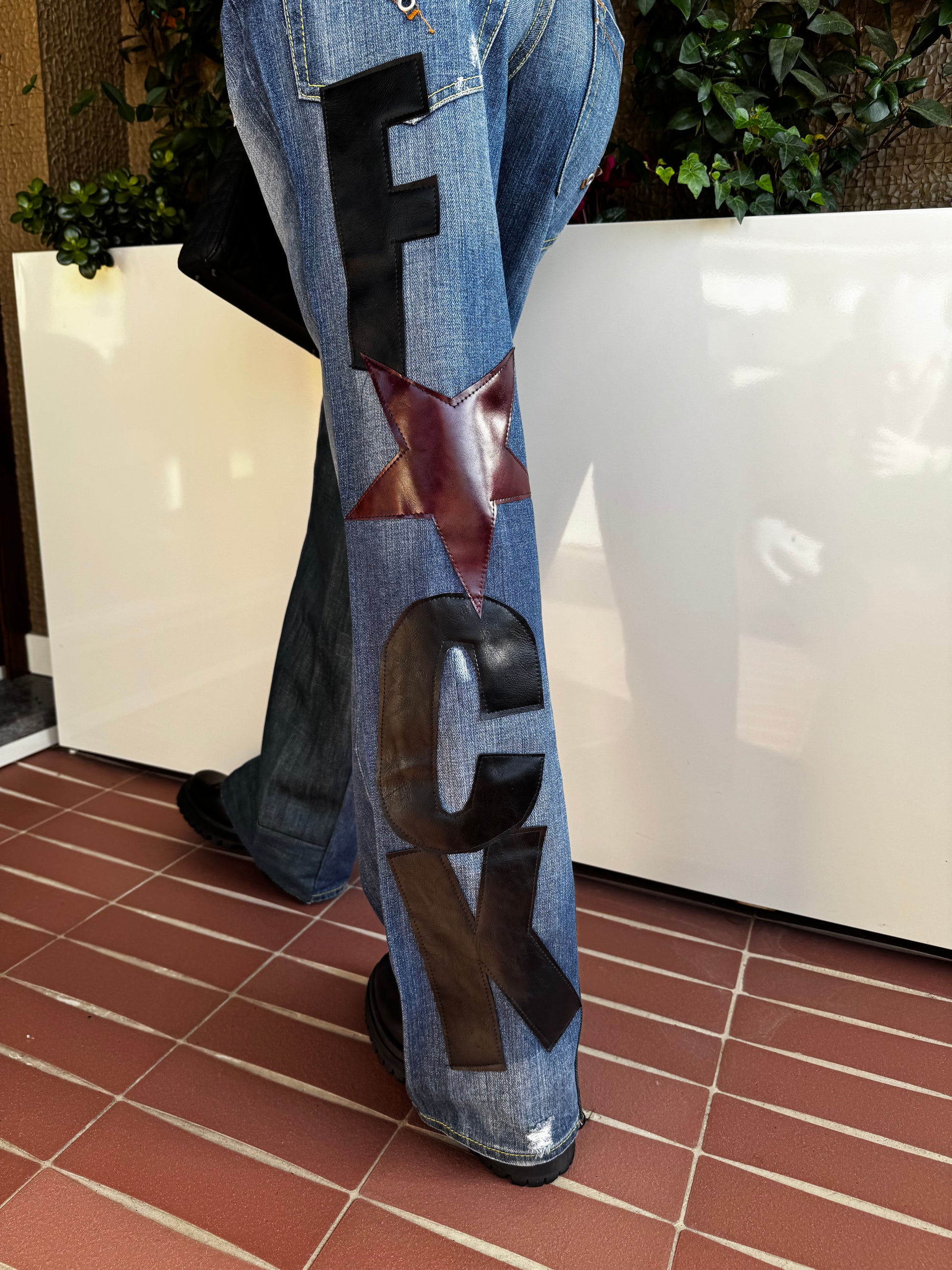 F*CK- vida denim con borchie