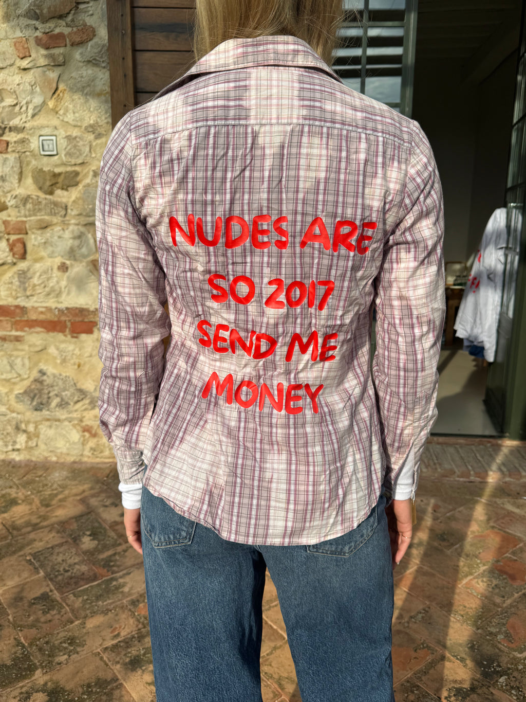 Camicia "Nudes are so 2017 send me money"