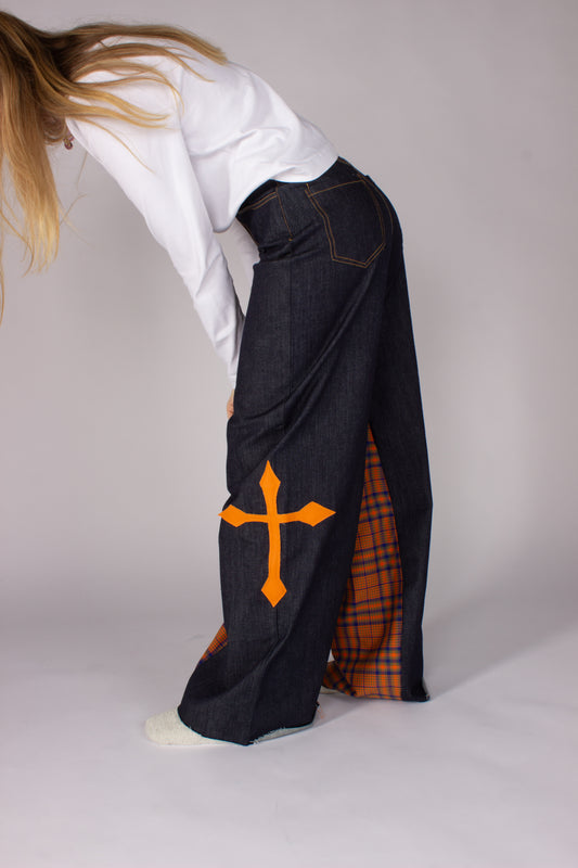 pantalone con inserto arancione e croci