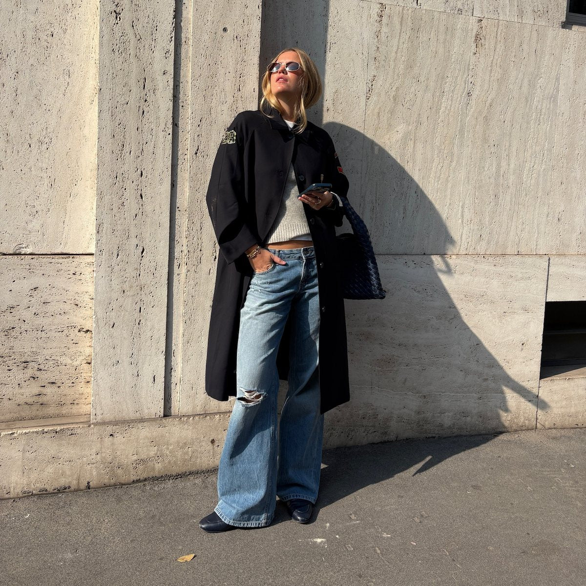 Ragazza con cappotto riGiro e jeans